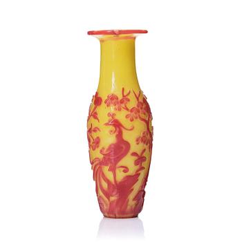 A Chinese Beijing glass vase, 19th century.