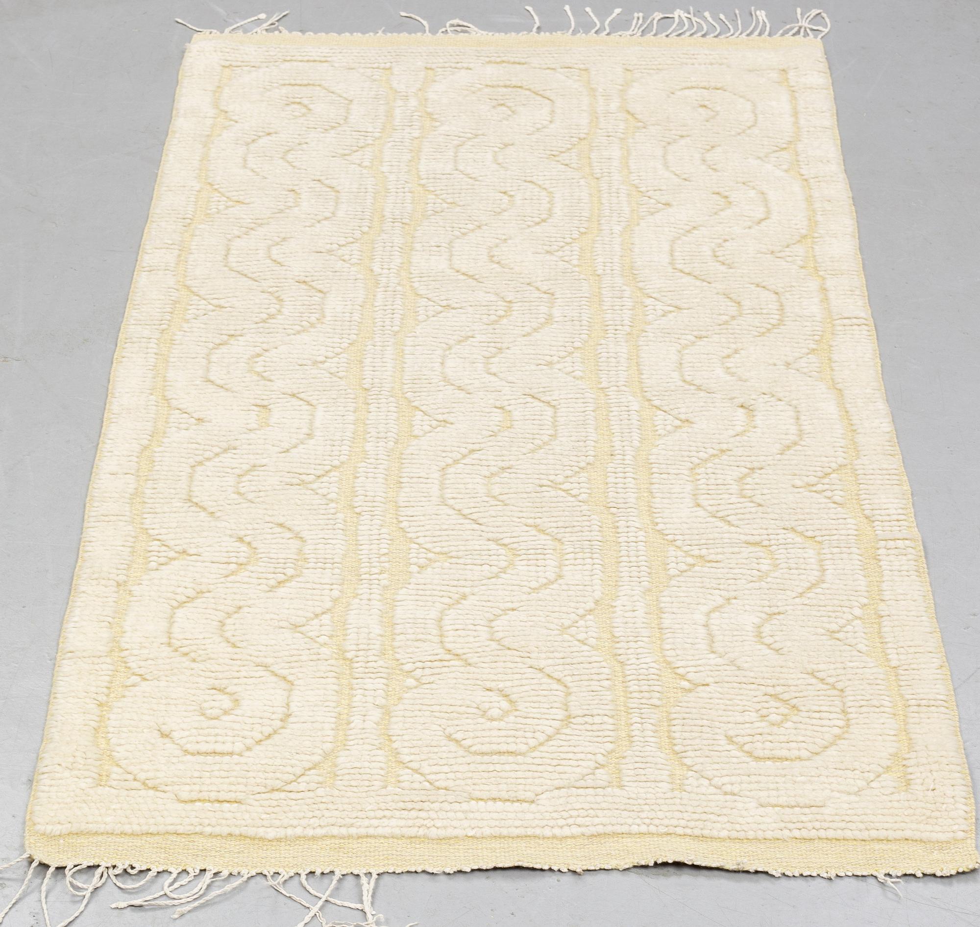 matta, reliefflossa, ca 149 x 82-83 cm, signerad och daterad S.K.L.H. 1947 på baksidan.