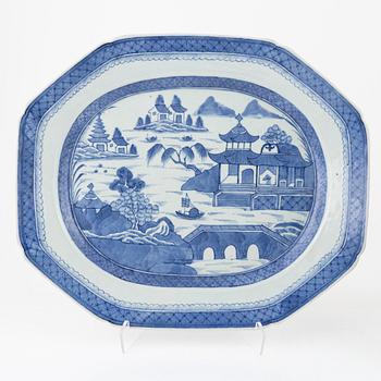 A Chinese blue and white service, 22 parts, Qing dynasty, 19th century.