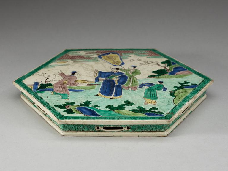 A famille verte stand, Qing dynasty, Kangxi (1662-1722).
