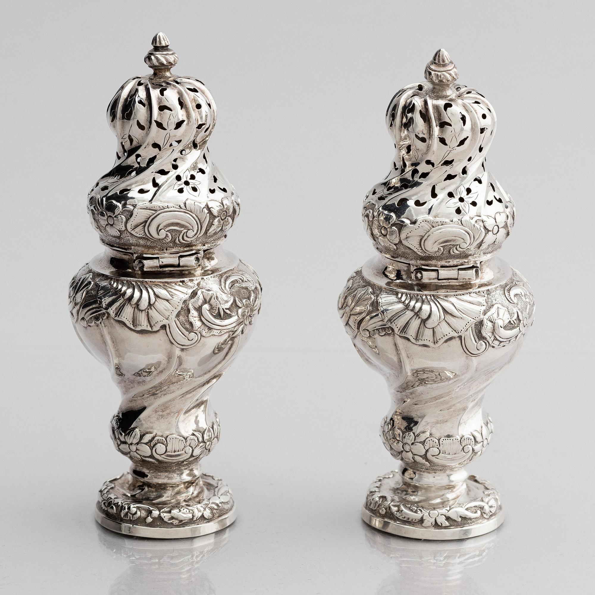 Johan Wennerwall, kryddbössor, ett par, silver, Göteborg 1756. Rokoko.
