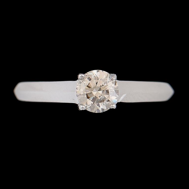 RING, 18K vitguld, solitär briljantslipad diamant ca 0.63 ct.