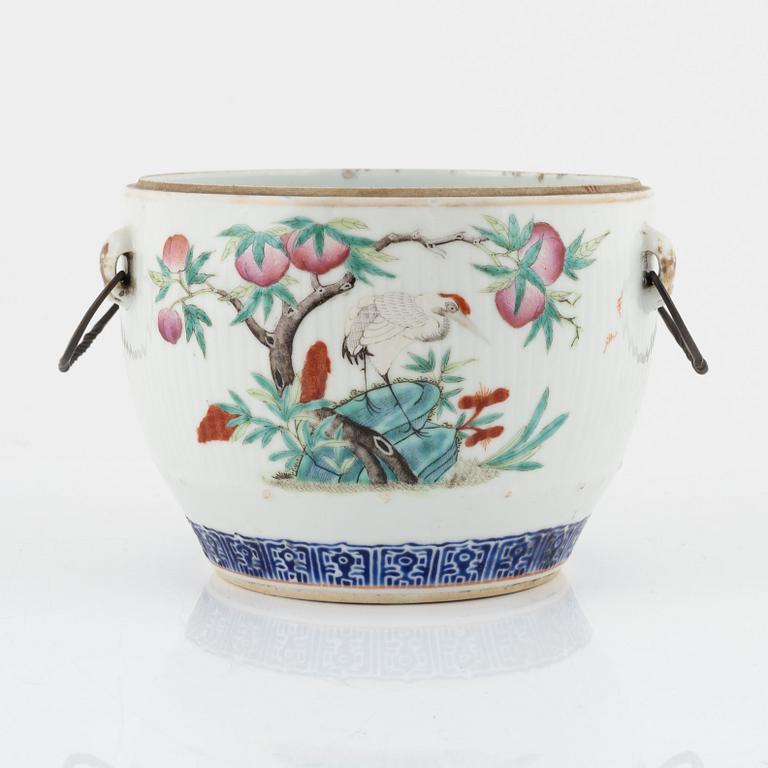 A porcelain bowl, China, 19th century.