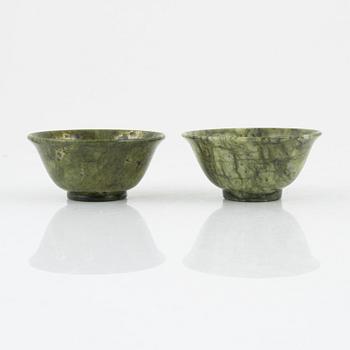 A Chinese figurine and a pair of bowls, 20th century.