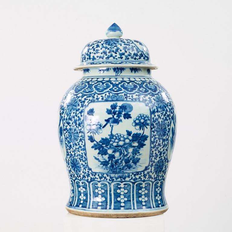 A blue and white jar with cover, Qing dynasty, 19th Century.