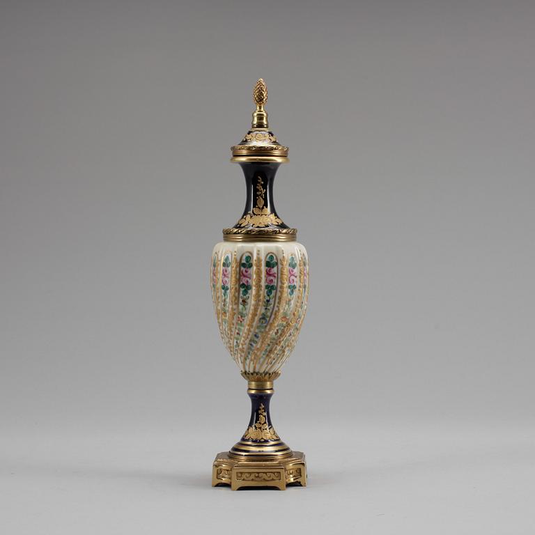 LOCKURNA, porslin, Frankrike, 1900-tal.