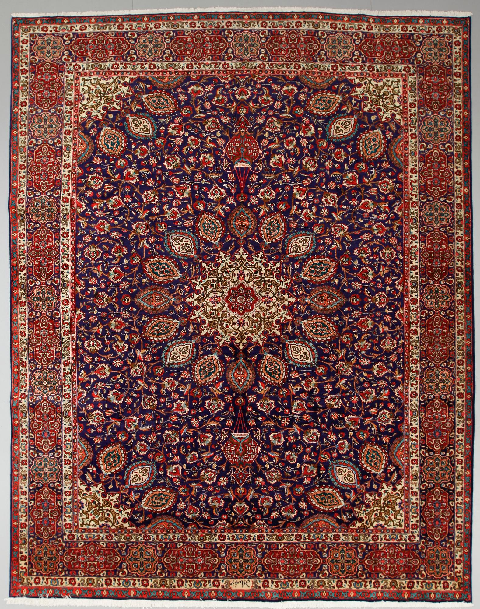 MATTA, Täbriz, ca 378 x 304 cm.