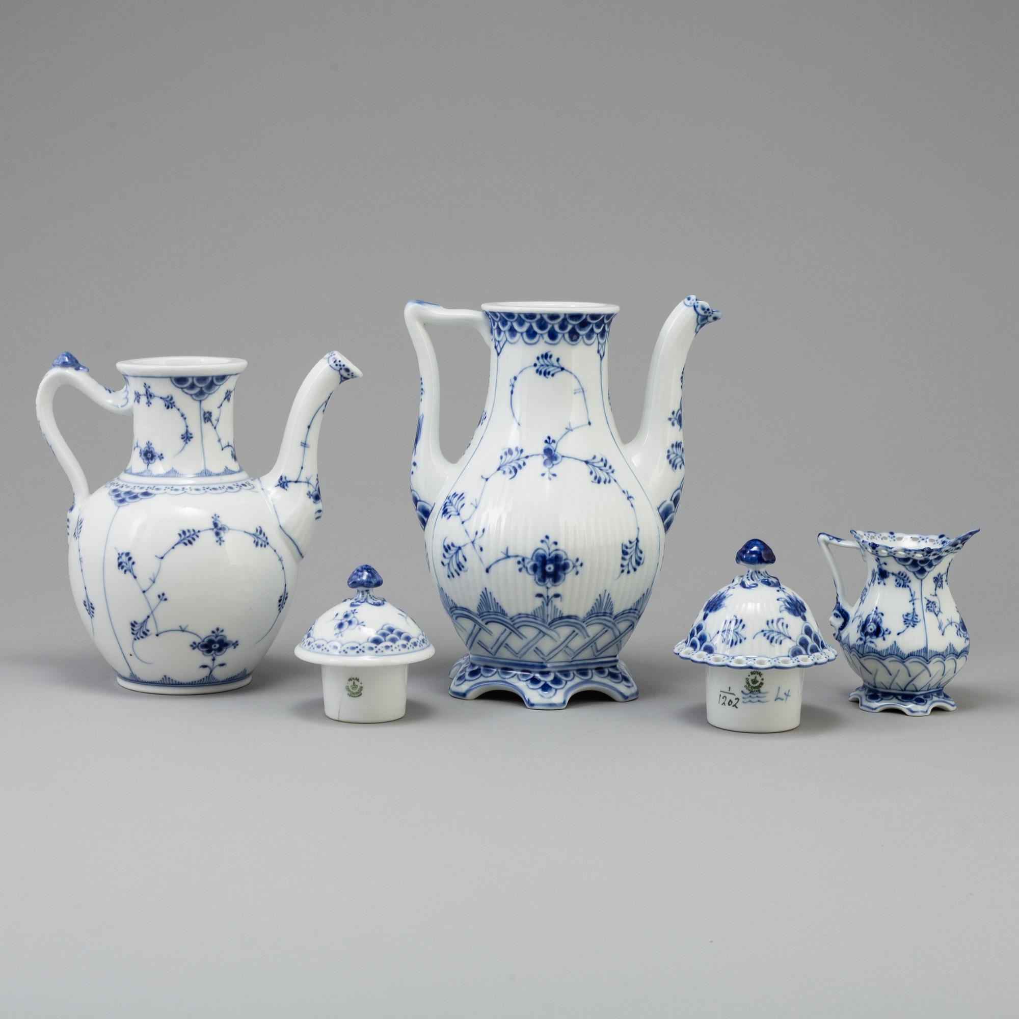 SERVIS, 78 delar, porslin,
"Musselmalet", helblond, Royal Copenhagen, Danmark.