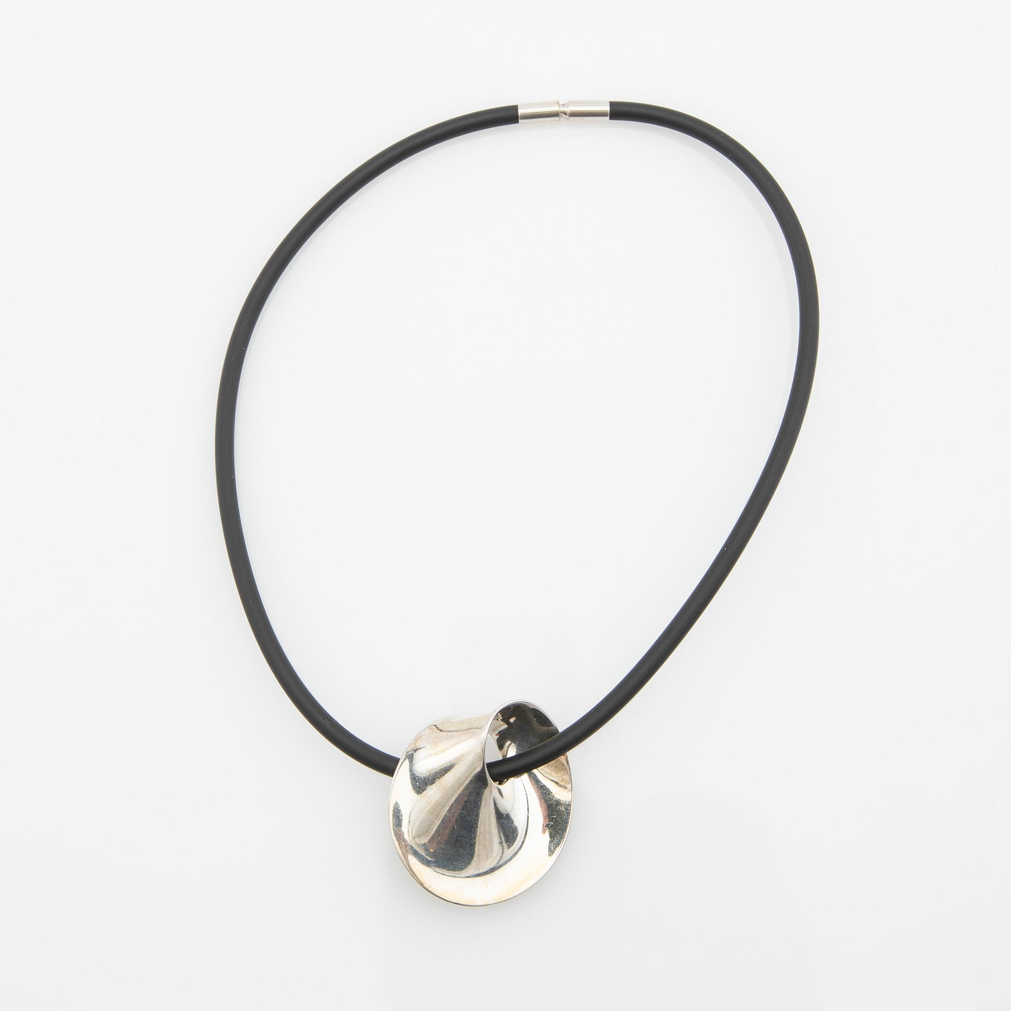 Vivianna Torun Bülow-Hübe, Hängsmycke/brosch, "Möbius", samt gummicollier, för Georg Jensen, Danmark.