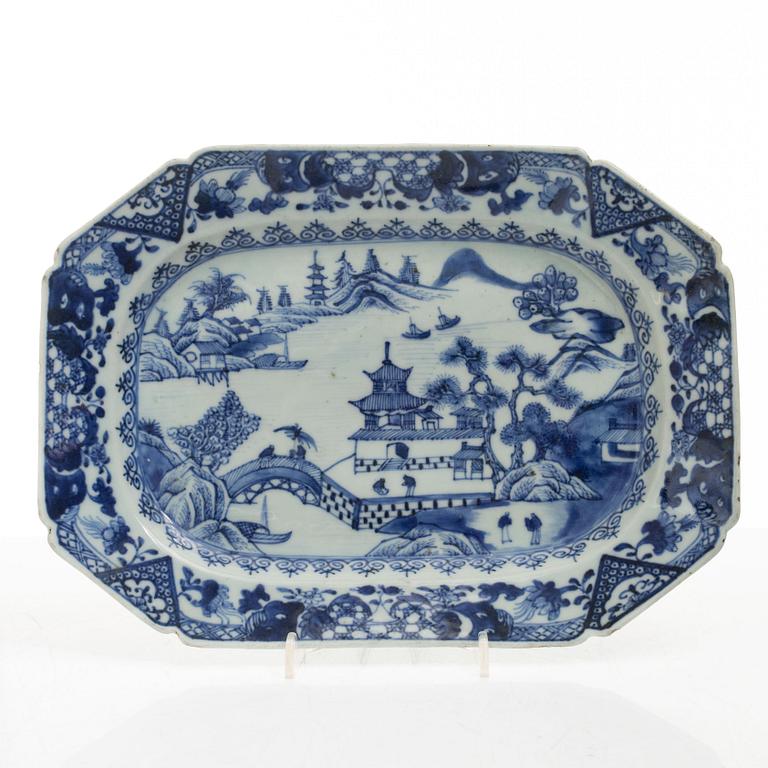 Stekfat, 5 st, kompaniporslin, Qingdynastin, Kina, 1700/1800-tal samt ask med lock och vas, Kina, 1900-tal.