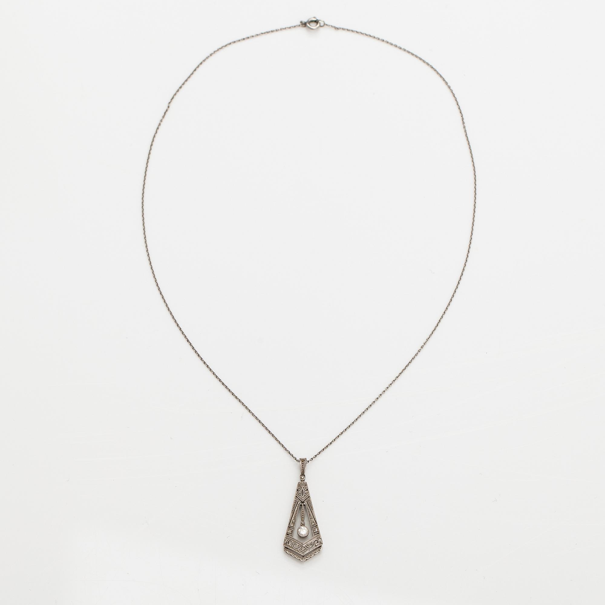 A platinum and silver platinum necklace with a brilliant cut diamond ca. 0.10 ct and rose-cut diamonds.