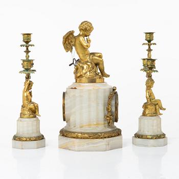 A three piece table garniture, circa 1900.