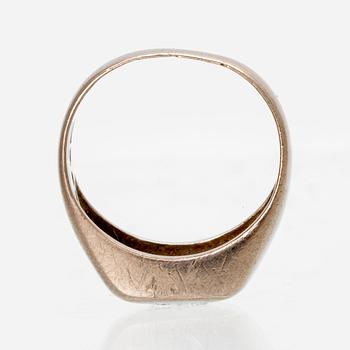 An 18K white gold ring with round brilliant cut diamonds.