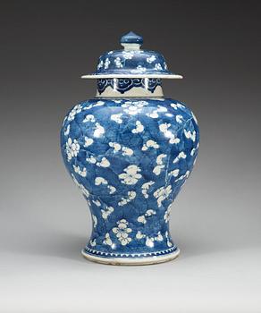 A blue and white jar with cover, Qing dynasty, Kangxi (1662-1722).