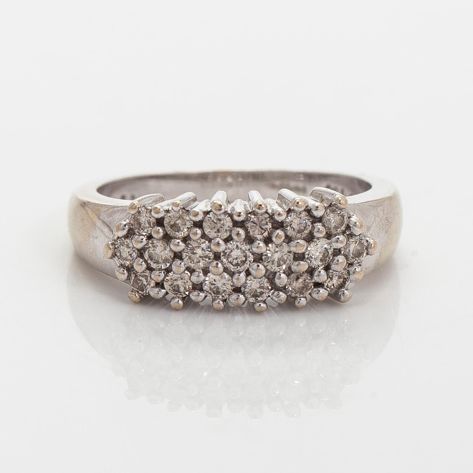 Ring, briljantslipade diamanter, 18K vitguld, England.