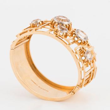 Claës E. Giertta, armring, Stockholm 1966, med fasettslipade bergkristaller, 18K.