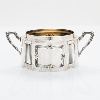 Wilhelm Fahlström, soppslev, silver, Helsingfors 1818-28 och Hjalmar Fagerroos' sockerskål, silver, Helsingfors 1909.