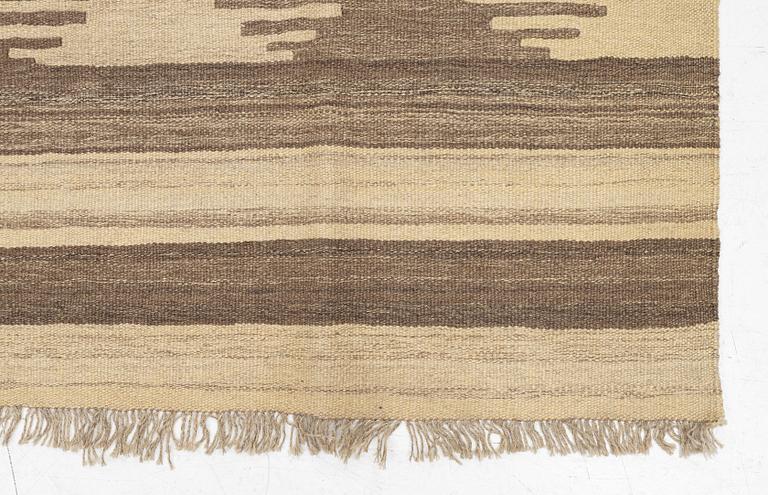A persian kilim carpet, c. 293 x 195 cm.
