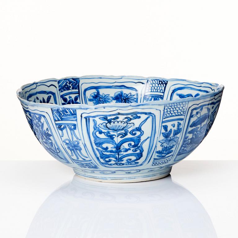 A large blue and white kraak bowl, Ming dynasty, Wanli (1572-1622).