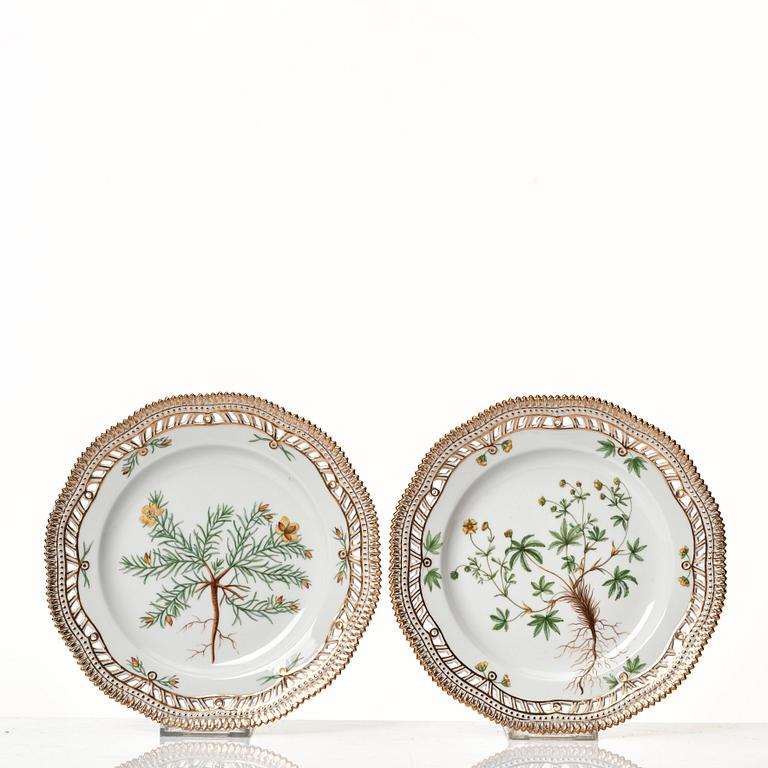 A set of 12 Royal Copenhagen 'Flora Danica' dessert dishes, Denmark, 20th Century.