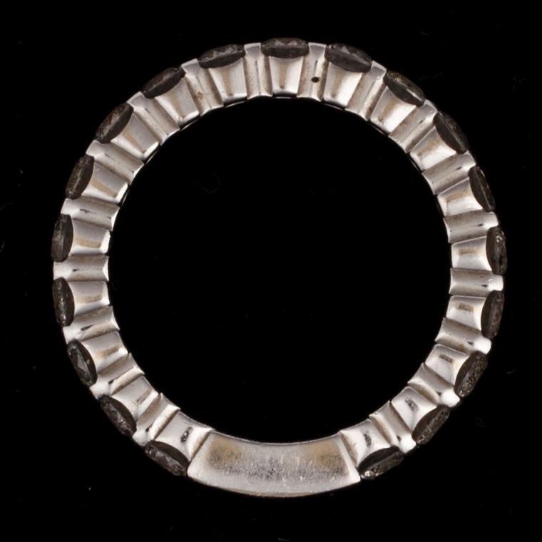 ALLIANSRING, 14K vitguld, diamanter tot. ca 1,90 ct. Vikt ca 4,1 g.
