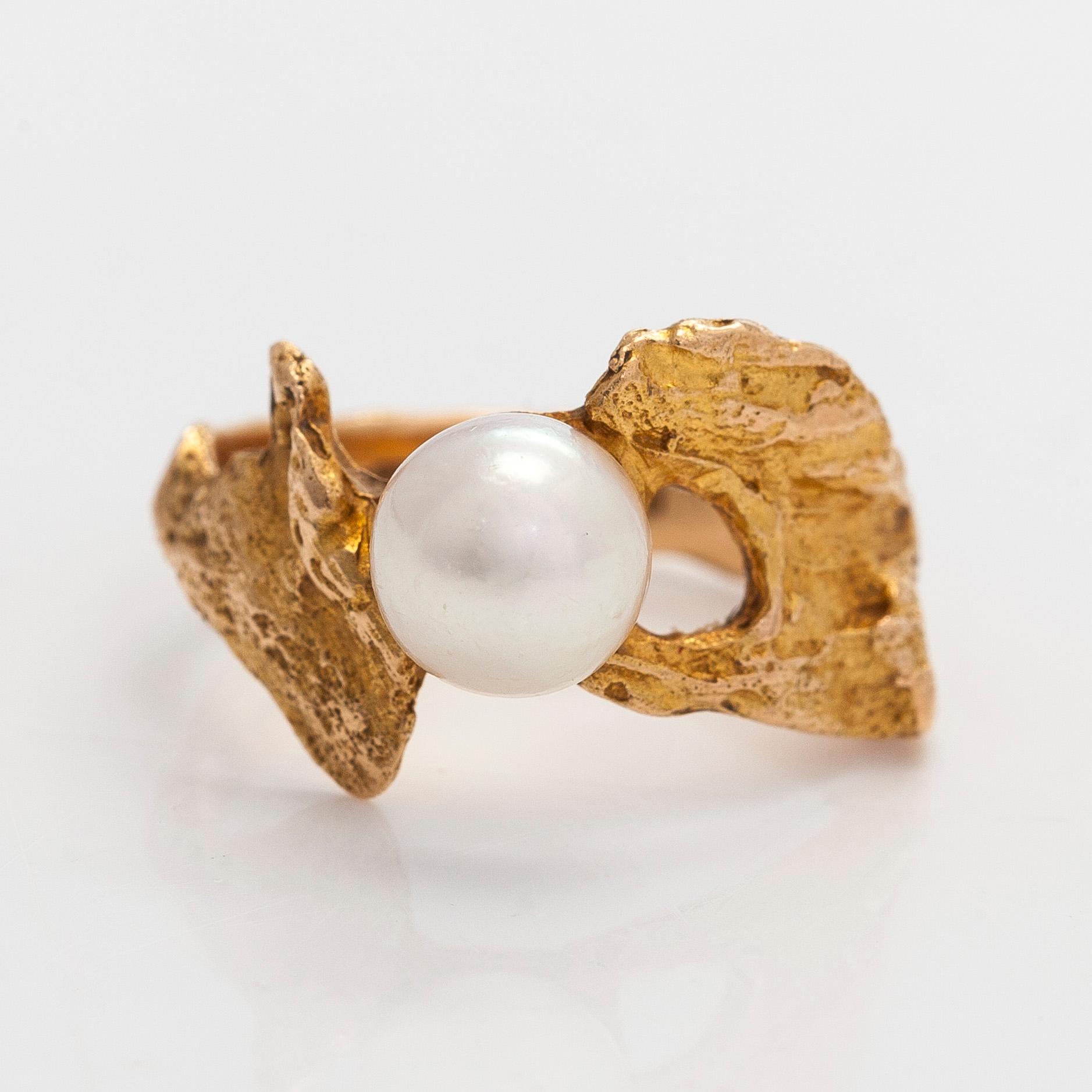 Björn Weckström, sormus, 14K kultaa ja viljelty helmi. Lapponia 1969.