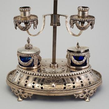 WILHELM SMEDBERG, Karlstad 1788. Skrivbordslampa för två ljus, gustaviansk.