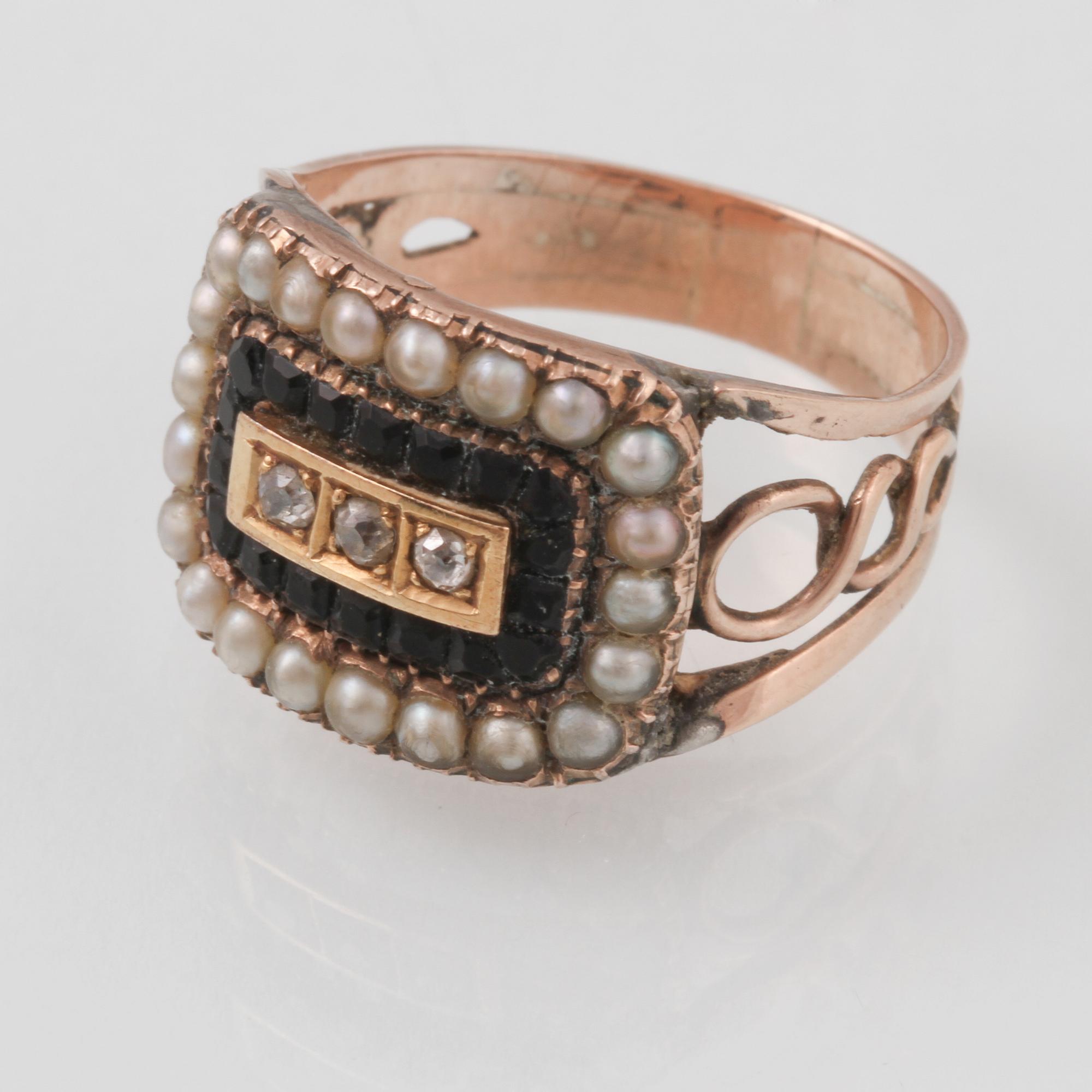 RING, 10K guld med rosenslipade diamanter samt fasettslipade blå safirer. Vikt 4,7 gram.