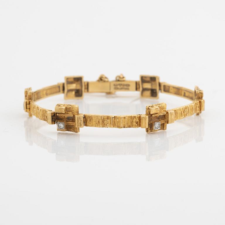 Björn Weckström, 18K gold and eight cut diamond "Diamantetapper" bracelet.