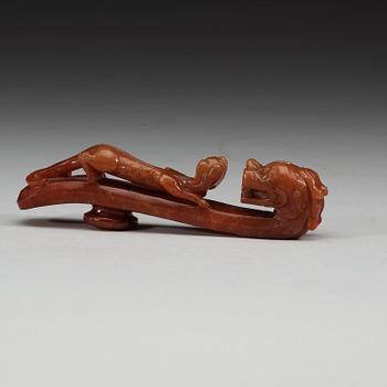 A carved jade belt hook, Qing dynasty (1644-1912).