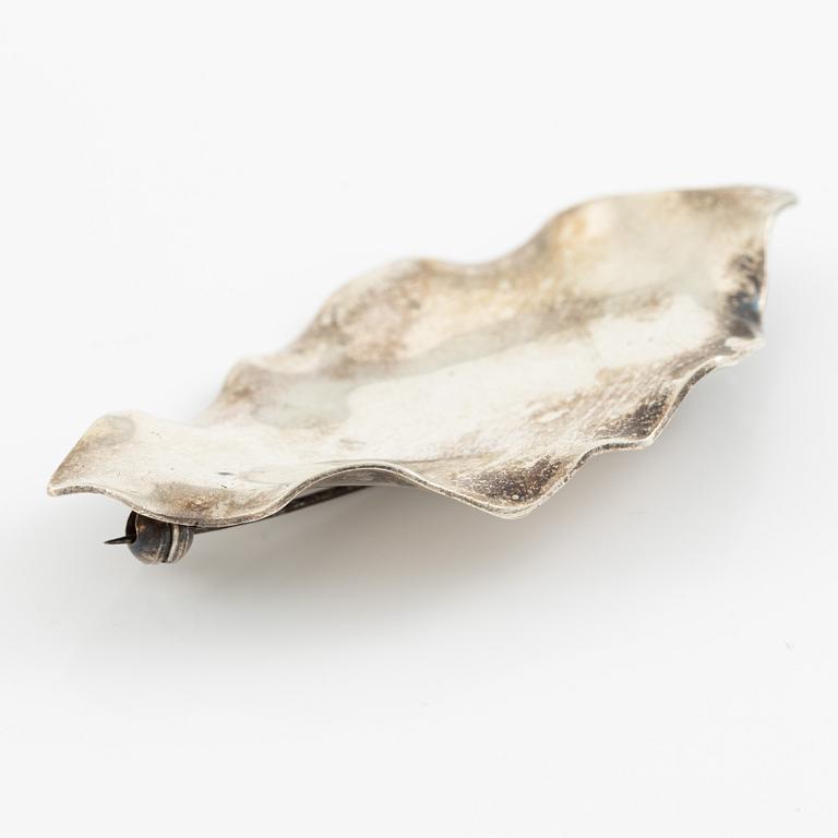 Brosch i form av löv sterlingsilver. Lund 1957.