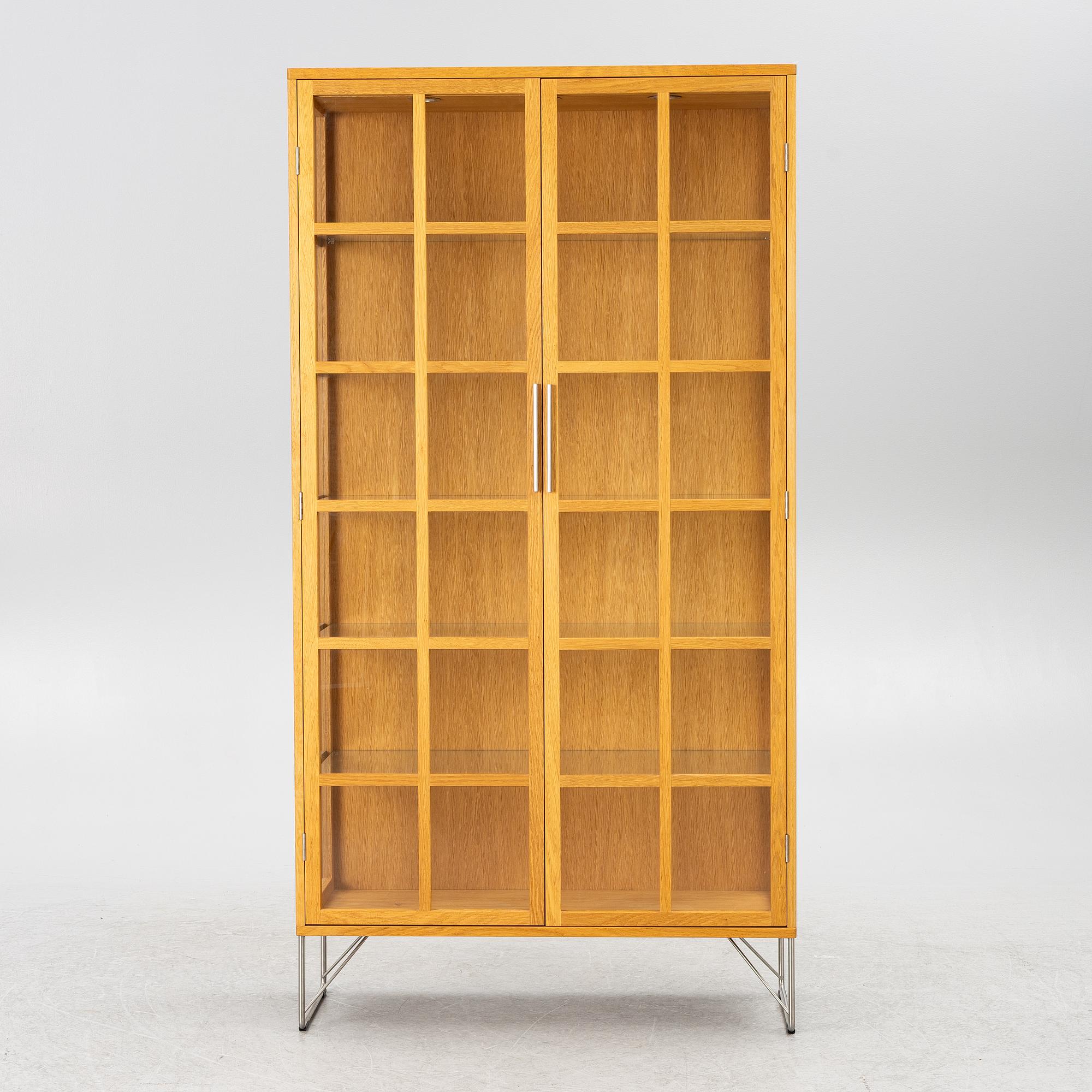 Nissen & Gehl, vitrinskåp, "AK 2780-2782", Naver Collection.