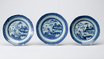 TALLRIKAR, 7 st, porslin, sen Qing, 1800-tal.