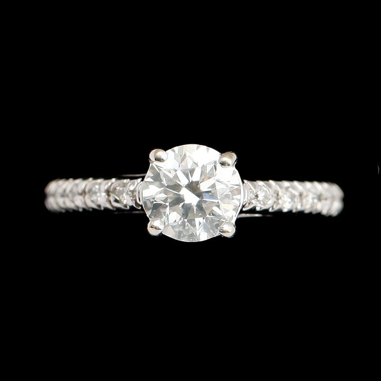 RING, 14 k vitguld, briljantslipade diamanter tot ca 1,0 ct.