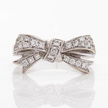 An 18K white gold ring with brilliant-cut diamonds.