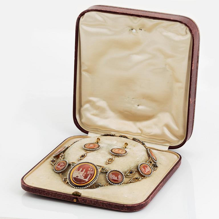 A hardstone cameo necklace and a pair of earrings in gold with enamel and set with pearls.