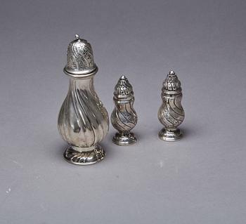 SOCKERRUSKA, SALT- och PEPPARSTRÖARE, silver, svenska importstämplar samt Danmark 1900-talets andra hälft, vikt ca 250 g.