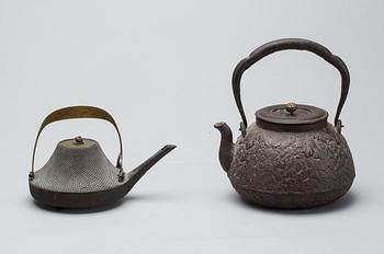 TEKANNOR, 2 st, gjutjärn, Japan, 1800-/1900-tal.