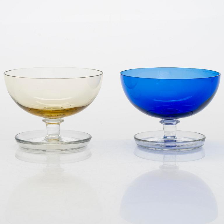 Five dessert bowls model 1344 by Saara Hopea and a green glass bowl model 1329 by Kaj Franck, Notsjö Nuutajärvi, 1950s.