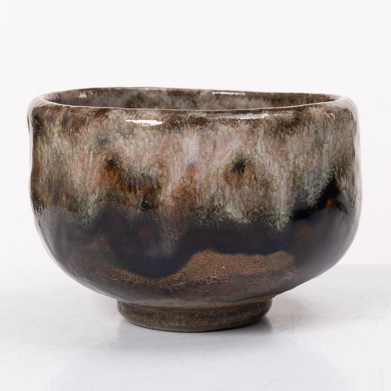 Teskål, 'Chawan' 茶碗, raku-keramik, s.k. 'ohhi ware', Japan, med signerad tomobako 共箱.