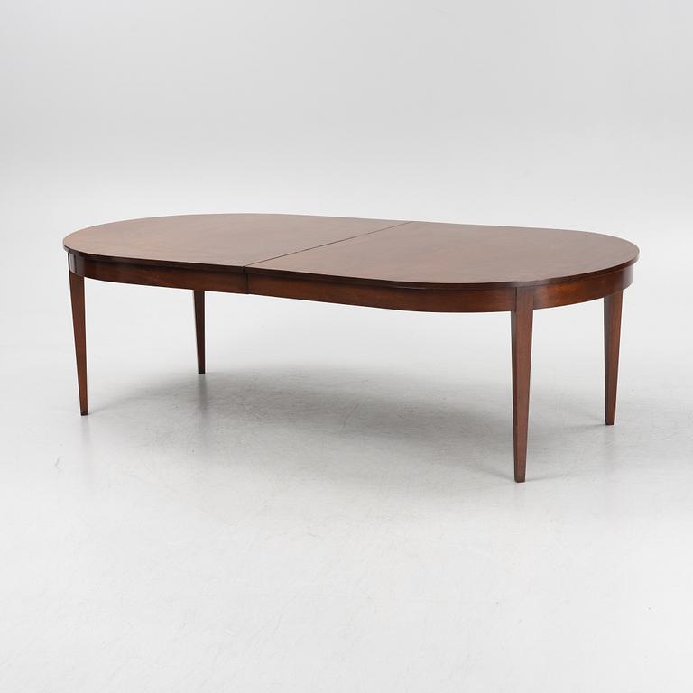 A mahogany veneered dining table, with two additional leaves, 20th Century.