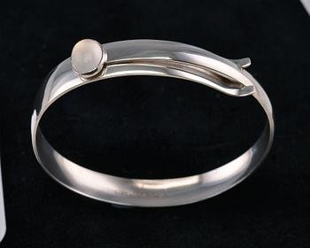 A BRACELET, silver with moonstone, Taidehopea, Turku 1960. Weight 19 g.