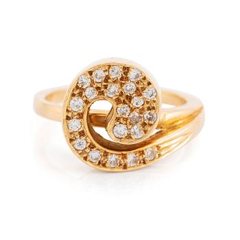 499. An 18K gold ring set with round brilliant-cut diamonds.