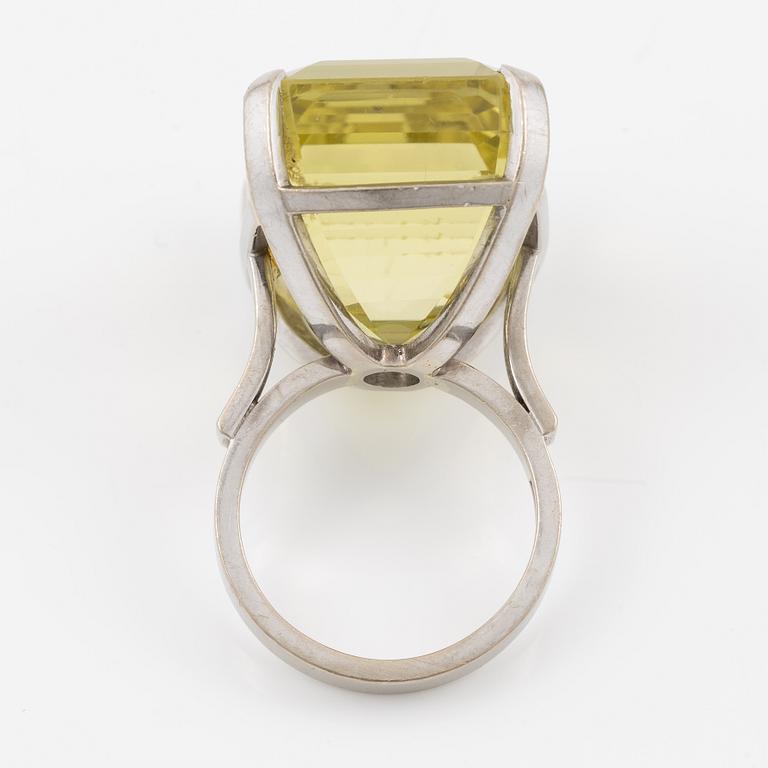 Ring 18K white gold with lime-coloured step-cut quartz.