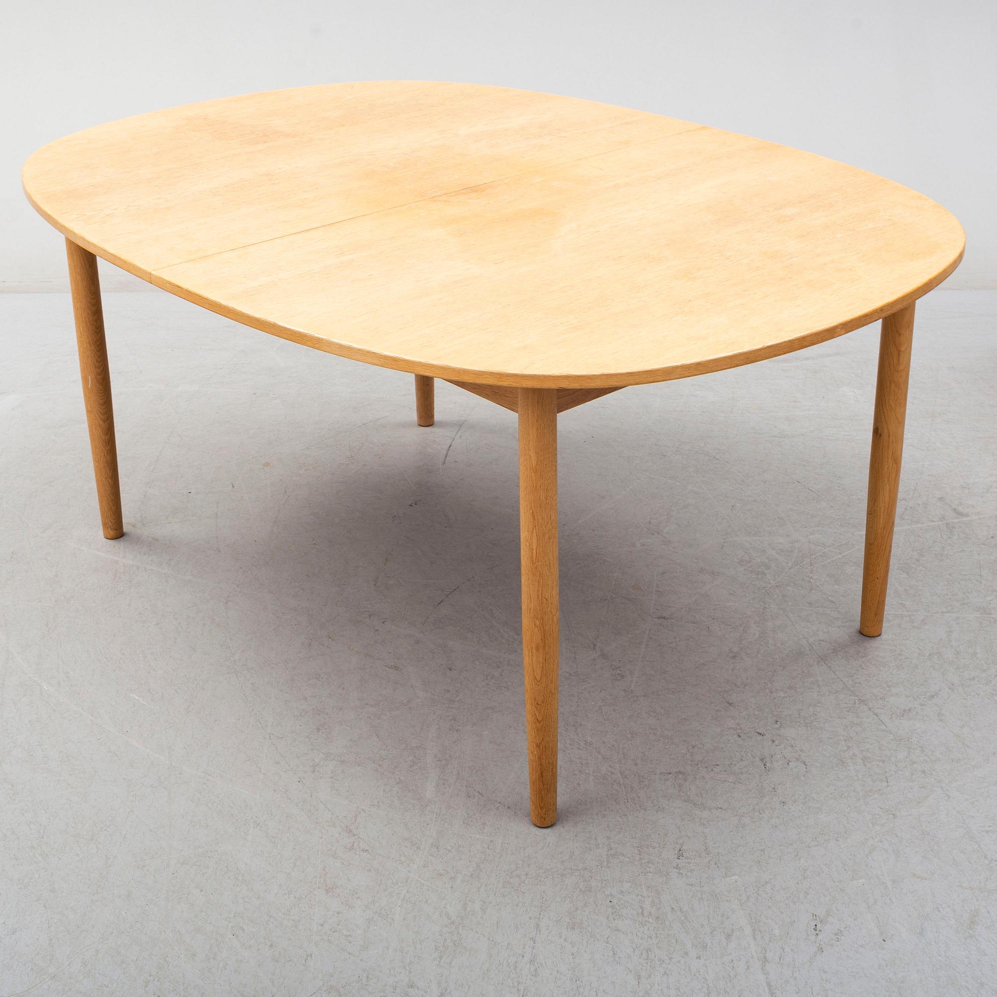 EDVARD KINDT-LARSEN, dining table and four chairs, Säffle Möbelfabrik, 1960s. 2 leaves included.