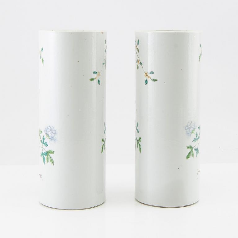 A pair of Chinese famille rose vases, Republic, first half of the 20th century.