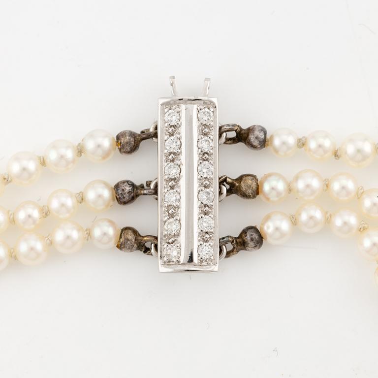 Pearl necklace, three-strand, graduated cultured pearls, clasp in 18K white gold and brilliant-cut diamonds.