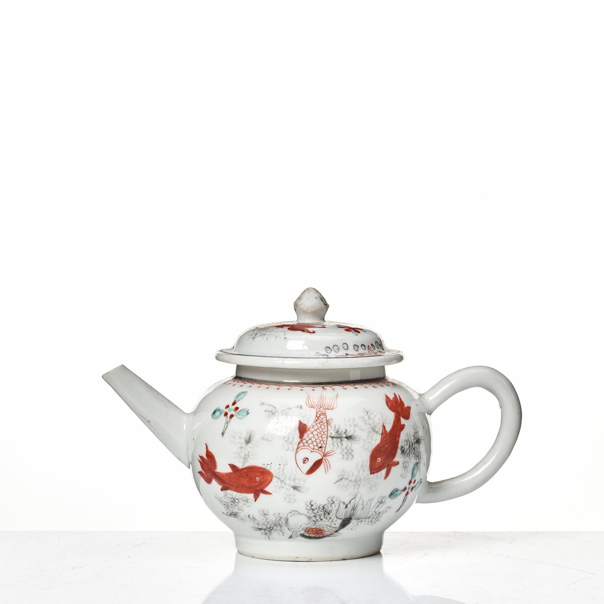 Tekannor, två stycken, kompaniporslin. Qingdynastin, Qianlong (1736-95).