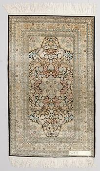 MATTA, orientalisk, silke, ca 155 x 95 cm.