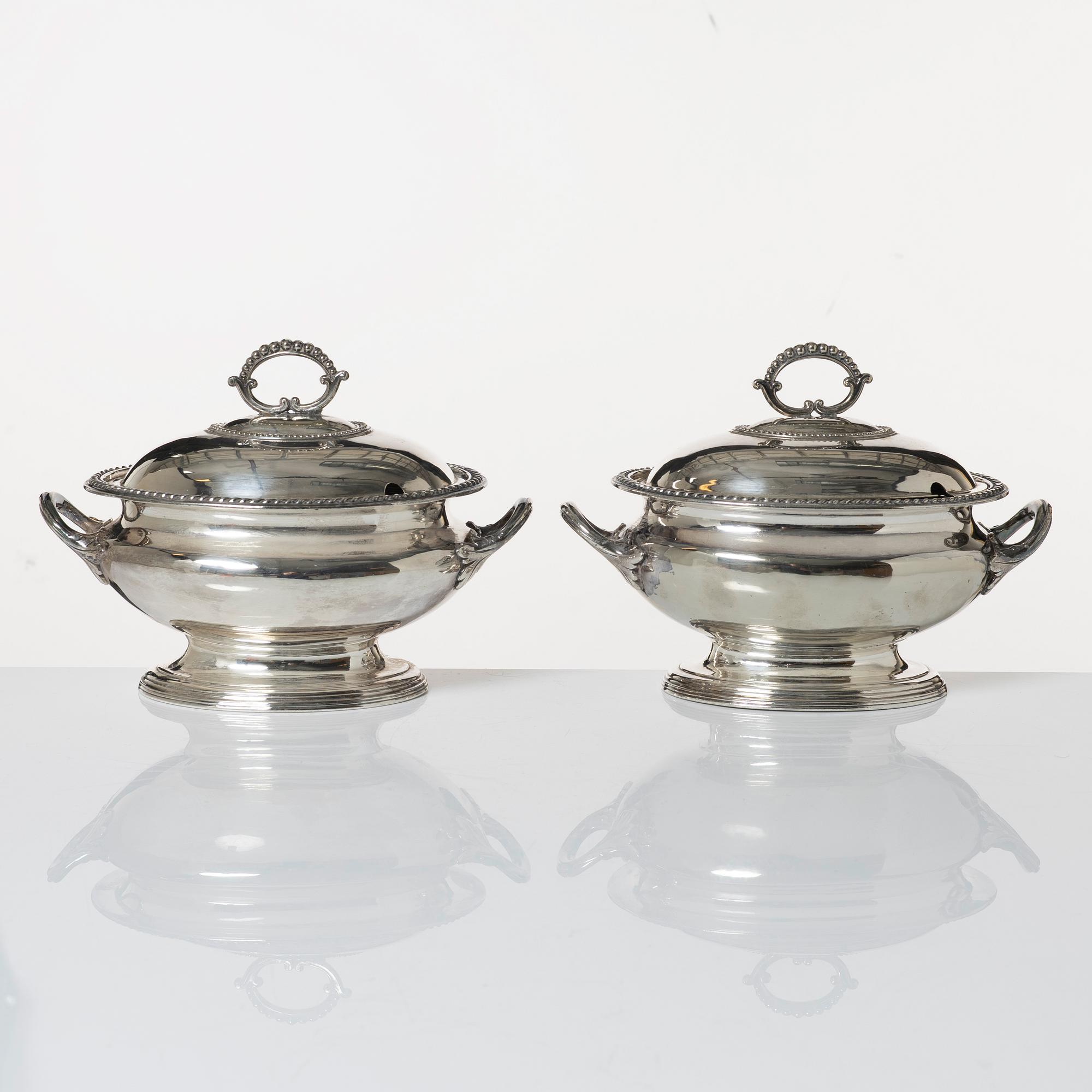 Bowls with lids, a pair, silver plate, Elkington, 20th century.